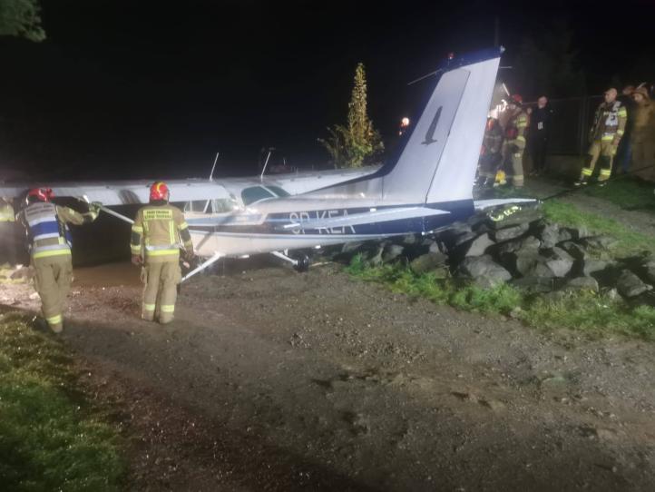 Akcja wyciągania samolotu Cessna 172N Skyhawk z Jeziora Międzybrodzkiego (fot. Komenda Powiatowa PSP w Żywcu, Facebook)2 Akcja wyciągania samolotu Cessna 172N Skyhawk z Jeziora Międzybrodzkiego (fot. Komenda Powiatowa PSP w Żywcu, Facebook)2