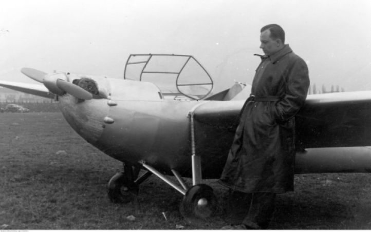 Antoni Kocjan przy motoszybowcu 'Bąk' własnej konstrukcji (fot. Muzeum Lotnictwa Polskiego w Krakowie)