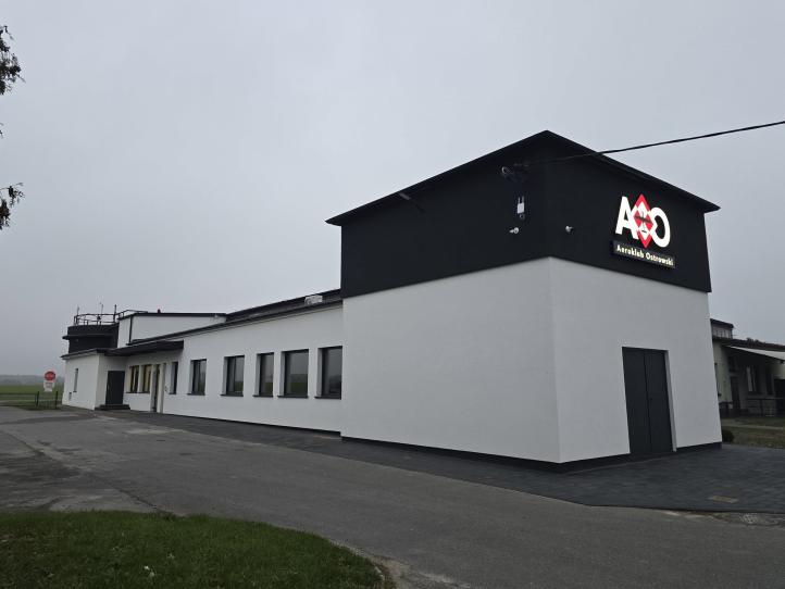 Budynek operacyjno-biurowy Aeroklubu Ostrowskiego, fot. Aeroklub Ostrowski.