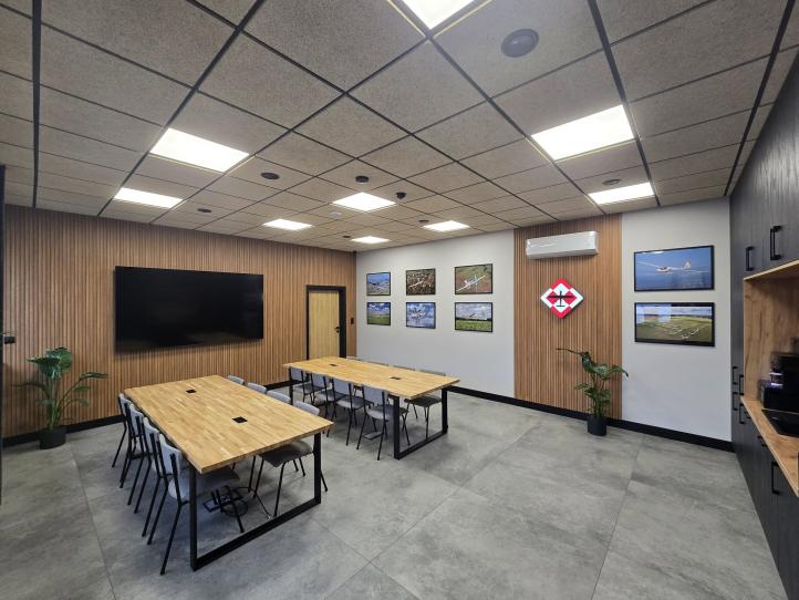 Budynek operacyjno-biurowy Aeroklubu Ostrowskiego, fot. Aeroklub Ostrowski