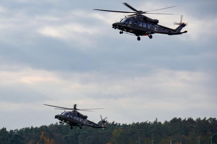 Dwa śmigłowce AW149 w locie (fot. Jacek Szustakowski)