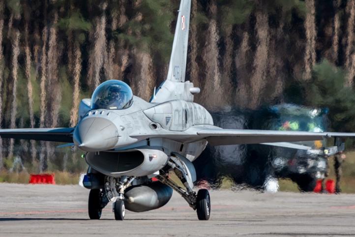 F-16 polskich Sił Powietrznych na płycie lotniska (fot. 2 SLT) F-16 polskich Sił Powietrznych na płycie lotniska (fot. 2 SLT)