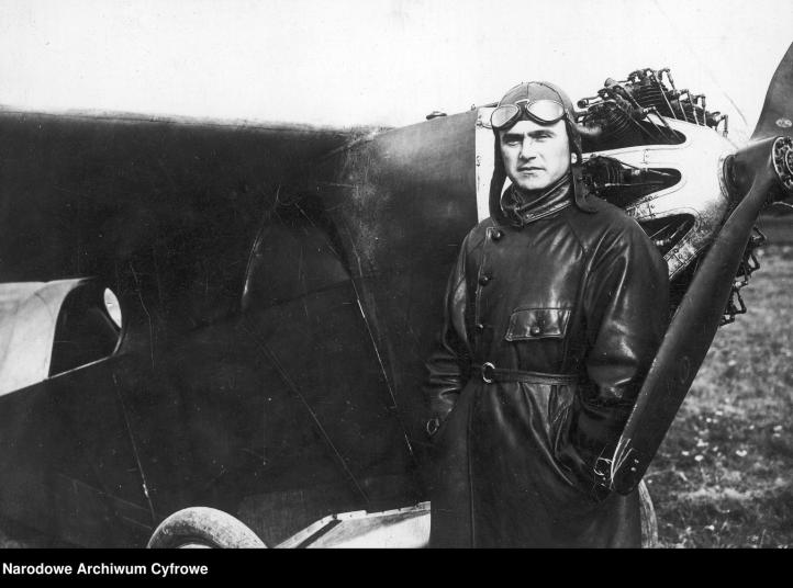 Franciszek Żwirko na tle samolotu RWD-2 (fot. Narodowe Archiwum Cyfrowe)