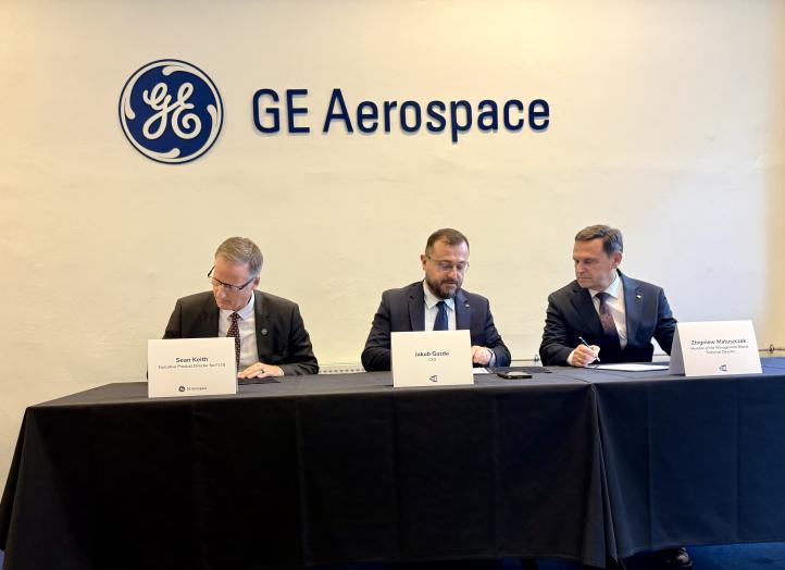 GE Aerospace i Wojskowe Zakłady Lotnicze podpisują porozumienie o współpracy w zakresie obsługi i napraw silników (fot. GE Aerospace)