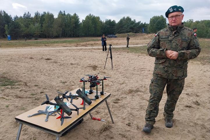 Mjr dr inż. Krzysztof Górski i drony z projektu 'Owad' Akademii Wojsk Lądowych (fot. Łukasz Zalesiński)