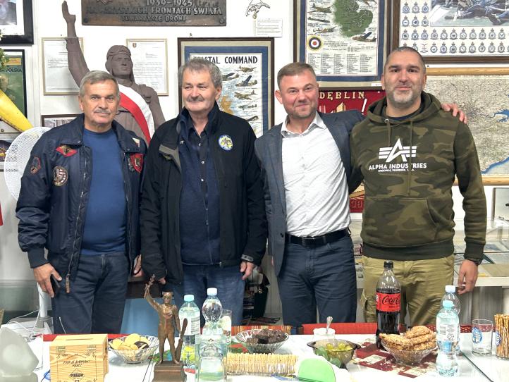 Niecodzienne spotkanie w Krośnieńskim Klubie Seniorów Lotnictwa (fot. Zygmunt Bąk, Michał Romanowski)