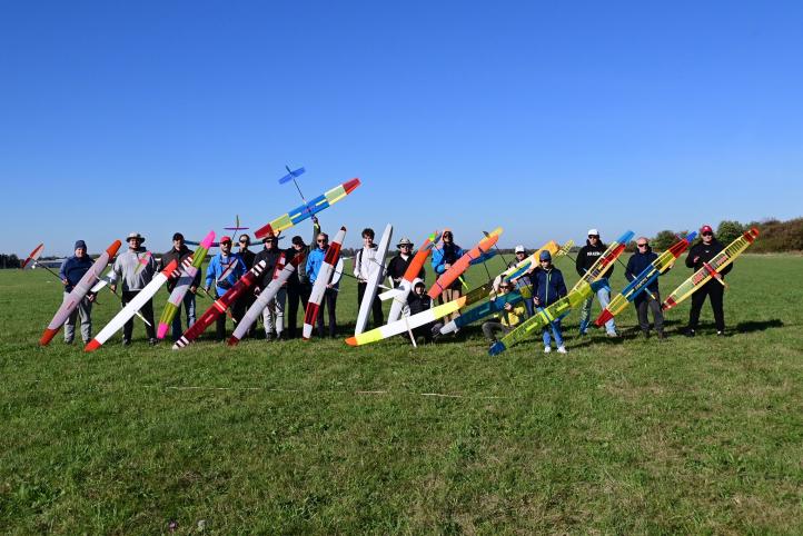 Ogólnopolskie zawody modeli szybowców termicznych F3L-RC PANY CUP - uczestnicy (fot. Arkadiusz Kubik) Ogólnopolskie zawody modeli szybowców termicznych F3L-RC PANY CUP - uczestnicy (fot. Arkadiusz Kubik)