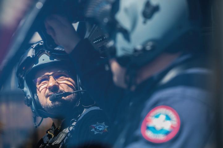 Piloci w kabinie śmigłowca S-70i Black Hawk Policji (fot. Jacek Herok) Piloci w kabinie śmigłowca S-70i Black Hawk Policji (fot. Jacek Herok)