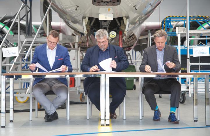 Podpisanie porozumienia w sprawie przygotowania i budowy nowego hangaru na lotnisku w Gdańsku (fot. Kamil Cisoń, PLG) Podpisanie porozumienia w sprawie przygotowania i budowy nowego hangaru na lotnisku w Gdańsku (fot. Kamil Cisoń, PLG)