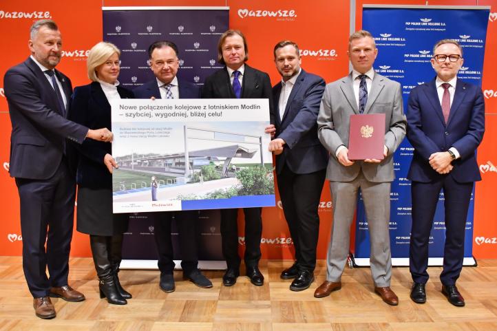 Podpisano decyzję lokalizacyjną na budowę linii kolejowej prowadzącej do Portu Lotniczego Warszawa-Modlin (fot. Michał Słaby) Podpisano decyzję lokalizacyjną na budowę linii kolejowej prowadzącej do Portu Lotniczego Warszawa-Modlin (fot. Michał Słaby)