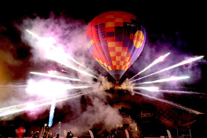 Rypin Gaspol CUP 2025 - nocny pokaz balonów (fot. Rypin - oficjalny profil miasta, Facebook)