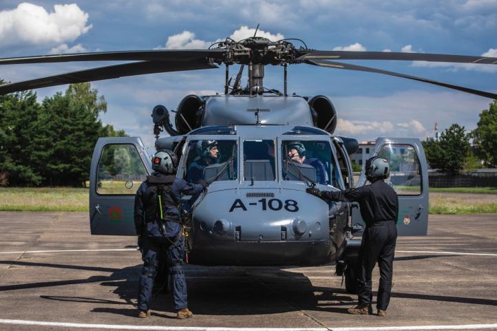 S-70i Black Hawk Policji na lotnisku (fot. Jacek Herok) S-70i Black Hawk Policji na lotnisku (fot. Jacek Herok)