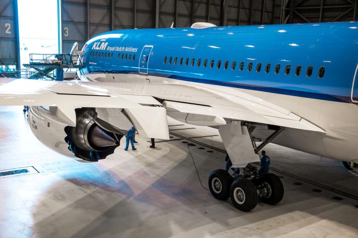 Samolot KLM B787-9 na lotnisku w hangarze (fot. KLM) Samolot KLM B787-9 na lotnisku w hangarze (fot. KLM)