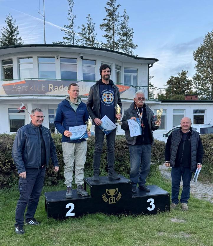 Samolotowe zawody na celność lądowania na lotnisku Radom-Piastów - podium (fot. Aeroklub Radomski)