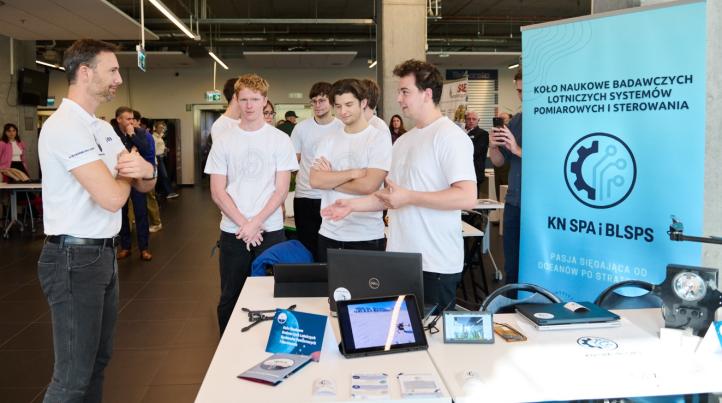 Studenci Koła Naukowego Badawczych Lotniczych Systemów Pomiarowych i Sterowania podczas spotkania ze Sławoszem Uznańskim-Wiśniewskim (fot. Politechnika Warszawska) Studenci Koła Naukowego Badawczych Lotniczych Systemów Pomiarowych i Sterowania podczas spotkania ze Sławoszem Uznańskim-Wiśniewskim (fot. Politechnika Warszawska)