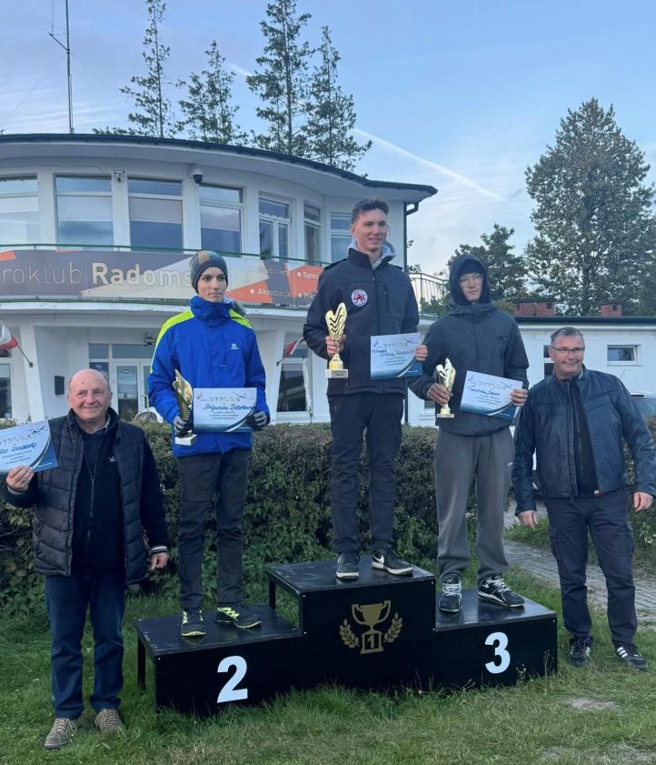 Szybowcowe zawody na celność lądowania na lotnisku Radom-Piastów - podium (fot. Aeroklub Radomski)