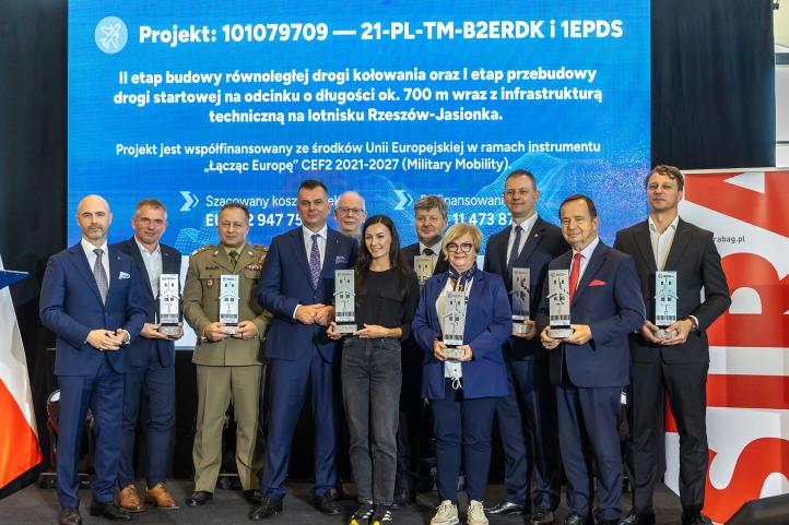Uroczyste otwarcie pasa startowego w Jasionce po remoncie - wręczone statuetki (fot. Port Lotniczy Rzeszów-Jasionka)