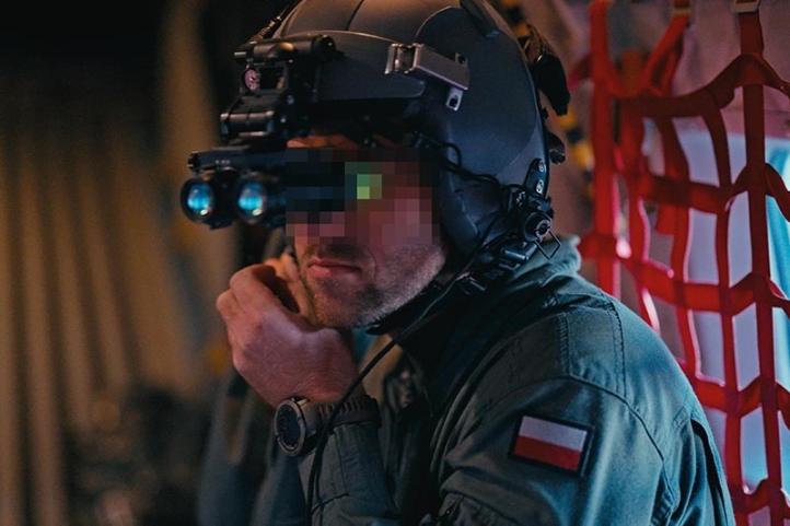 Żołnierz w goglach noktowizyjnych (fot. Paweł Sobkowicz)