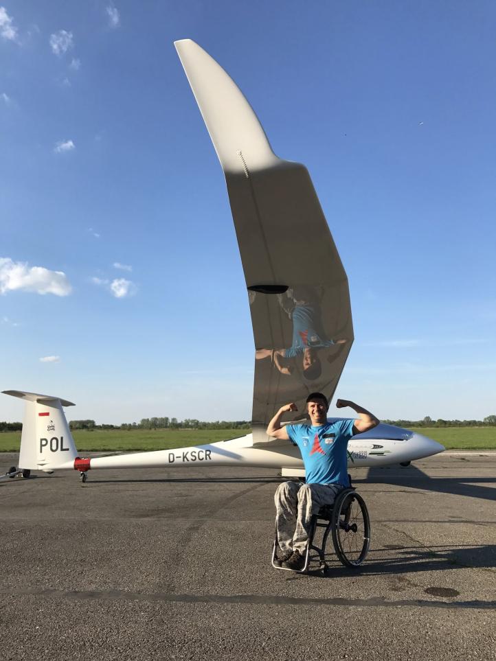 Bartosz Mrozek - licencjonowany pilot szybowca (fot. Fundacja PODAJ DALEJ)