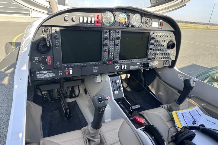 Diamond DA40 NG Akademickiego Centrum Szkolenia Lotniczego LAW - kokpit (fot. Lotnicza Akademia Wojskowa)
