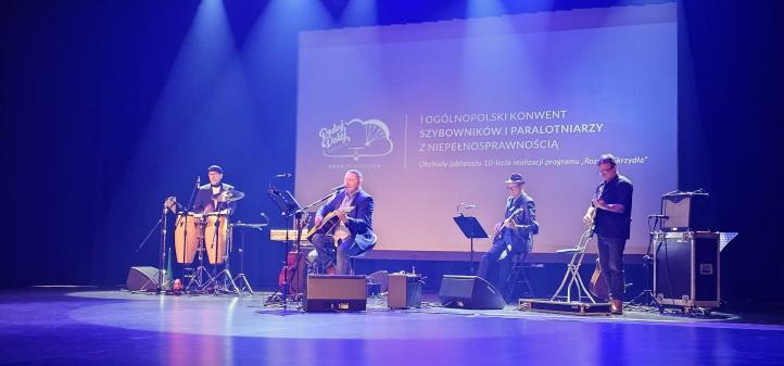 Jeden z paralotniarzy Sławek Pilarski, twórca hymny szybowników i paralotniarzy z niepełnosprawnością wraz z zespołem RARÓG (fot. Fundacja PODAJ DALEJ)