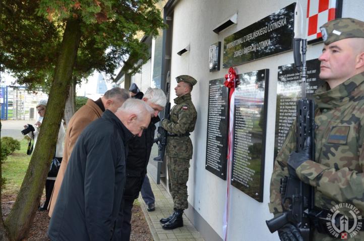 Odsłonięcie tablicy 'Wystartowali z dęblińskiego lotniska - zginęli śmiercią lotnika' (fot. Muzeum Sił Powietrznych)2