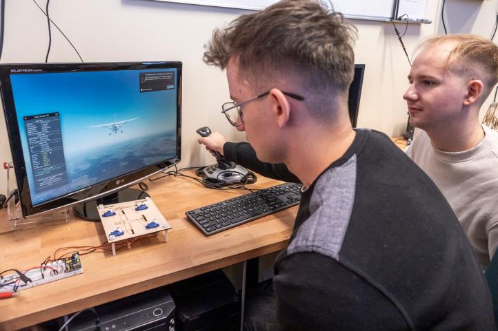 Otwarcie laboratorium sponsorowanego przez firmę Boeing na Politechnice Rzeszowskiej (fot. B. Motyka)3