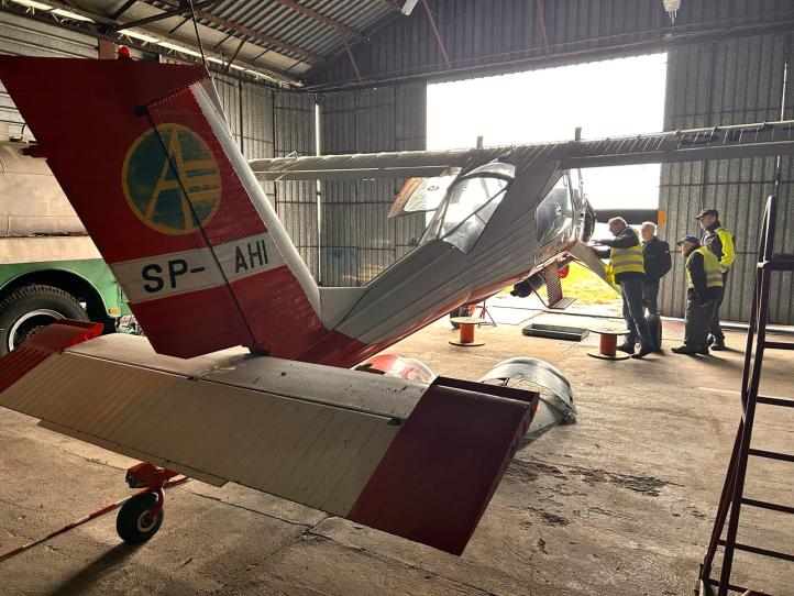 PZL-104 Wilga (SP-AHI) w hangarze Aeroklubu Ziemi Mazowieckiej (fot. Aeroklub Ziemi Mazowieckiej)