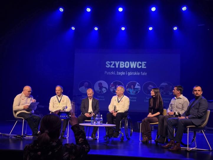Panel dotyczący szybowców. Od lewej Krzysztof Głombowicz, Sebastian Kawa, Dariusz Łukawski, Adam Czeladzki, Krystyna Borkowska, Bartosz Mrozek, Tomasz Czerwiński (fot. Fundacja PODAJ DALEJ)