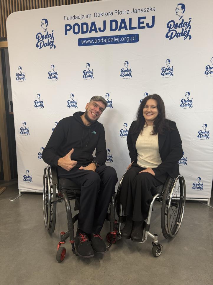 Paralotniarze Marcin Olszewski i Karolina Bronowicz (fot. Fundacja PODAJ DALEJ)