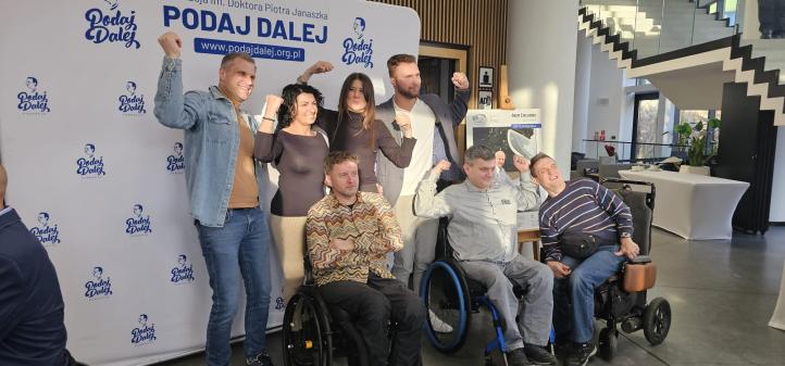 Paralotniarze i asystenci z projektu ROZWIŃ SKRZYDŁA (fot. Fundacja PODAJ DALEJ)