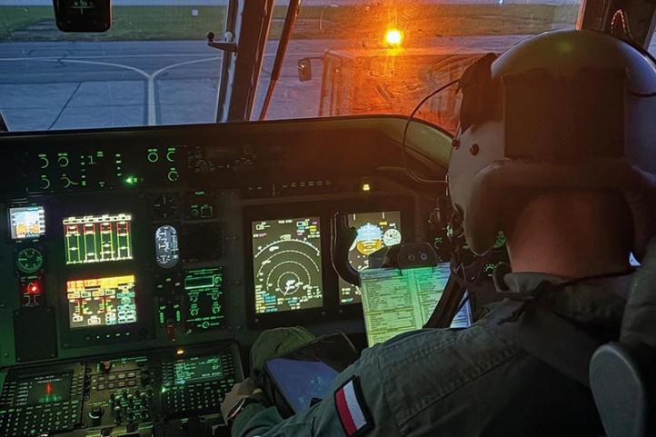 Pilot za sterami samolotu C-295M CASA na płycie lotniska (fot. Anita Blinkiewicz)