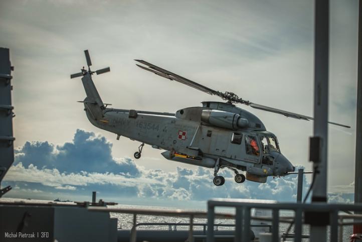 SH-2G leci obok fregaty (fot. bsmt Michał Pietrzak)