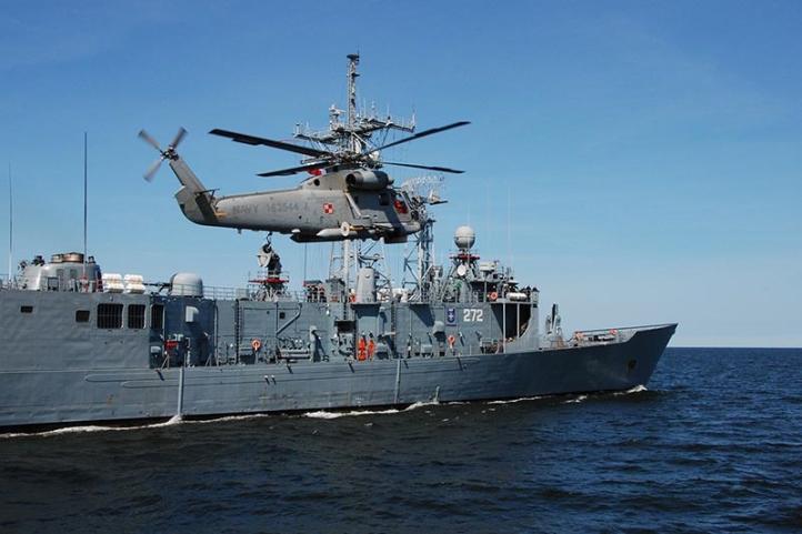 SH-2G leci obok fregaty - widok z morza (fot. Marian Kluczyński)