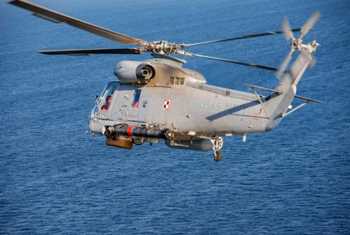 SH-2G w locie nad morzem - widok z tyły z ukosa (fot. bosm. Grzegorz Waletko)