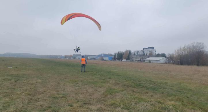 Sekcja paralotniowa AW-loty za wyciągarką, fot. Aeroklub Warszawski