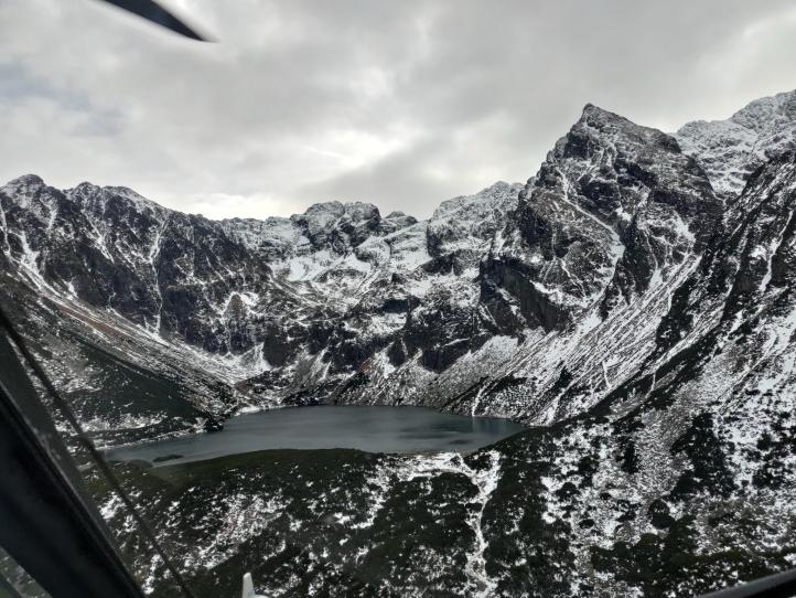 Widok ze śmigłowca W-3 Sokół SAR na Tatry (fot. 3. Skrzydło Lotnictwa Transportowego)
