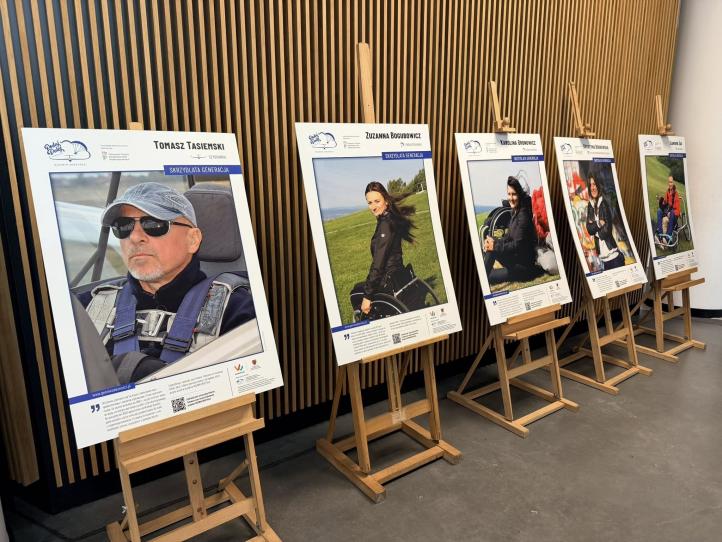 Wystawa zdjęć - Bohaterowie Skrzydlatej Generacji (fot. Fundacja PODAJ DALEJ)