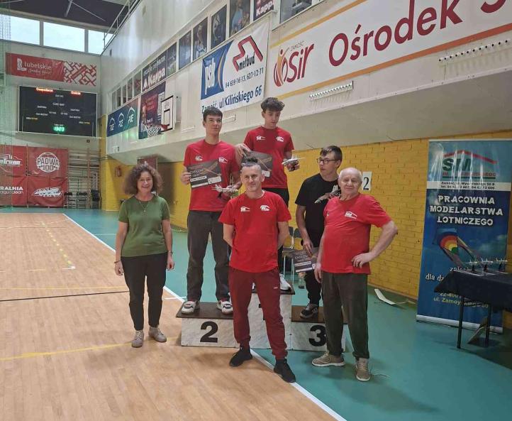 X Okręgowe Zawody Modeli Szybowców Halowych F1N w Zamościu - podium Junior (fot. Roman Bikowski)