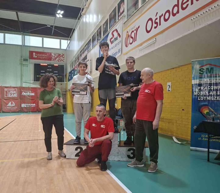 X Okręgowe Zawody Modeli Szybowców Halowych F1N w Zamościu - podium Młodzik (fot. Roman Bikowski)