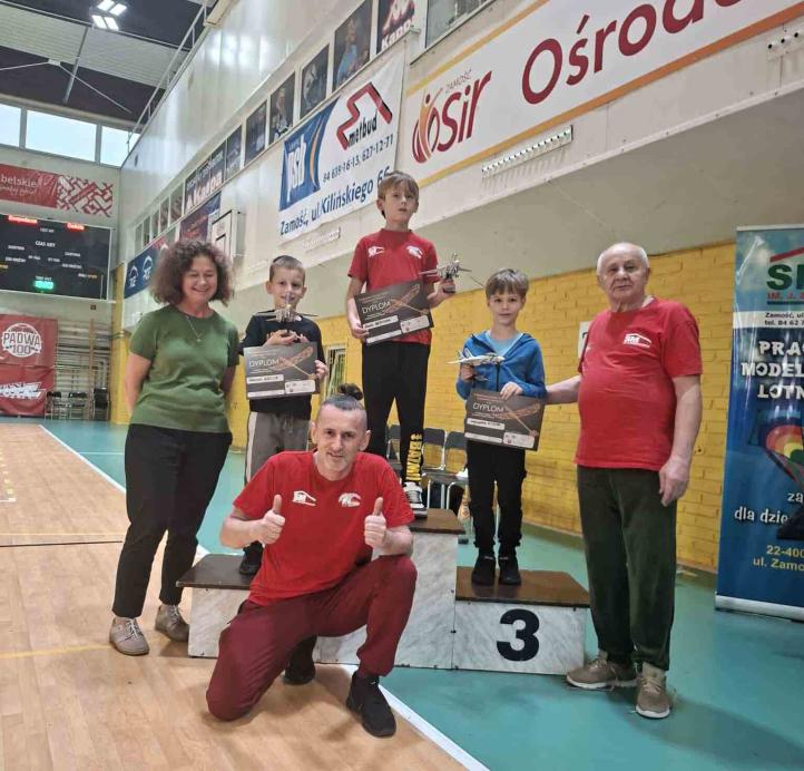 X Okręgowe Zawody Modeli Szybowców Halowych F1N w Zamościu - podium Młodzik Młodszy (fot. Roman Bikowski)
