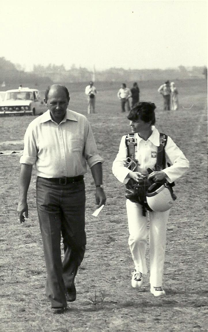 1969 r. Mistrzostwa Polski. Artur Sławomir Pomietlak z Mistrzynią Polski Anną Kwaśnik (Biedronka) (fot. archiwum Aeroklubu Poznańskiego)