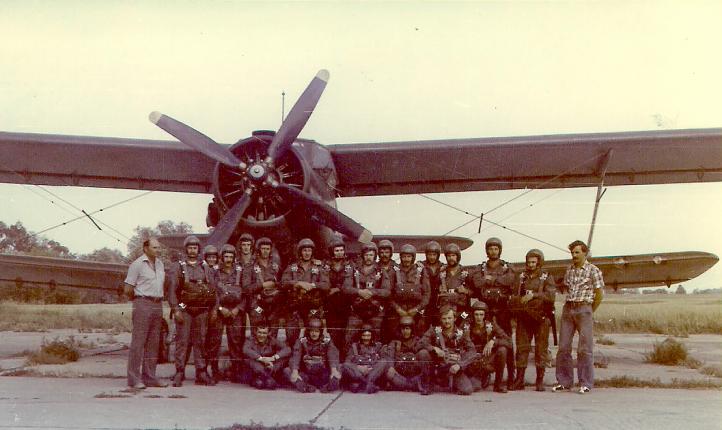 1985r. Mączniki, grupa antyterrorystów. Artur Sławomir Pomietlak pierwszy z lewej (fot. archiwum Aeroklubu Poznańskiego)