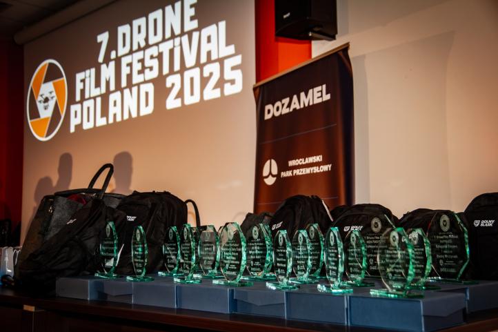 7. Drone Film Festival Poland 2025 - statuetki (fot. Jacek Mądry)