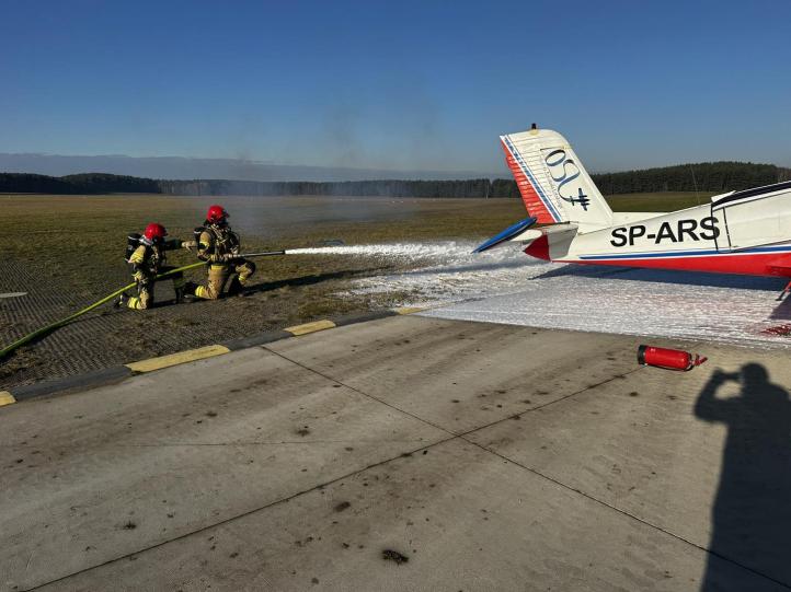 Akcja służb ratowniczych na lotnisku w Przylepie (fot. Straż Pożarna Zielona Góra, Facebook)3