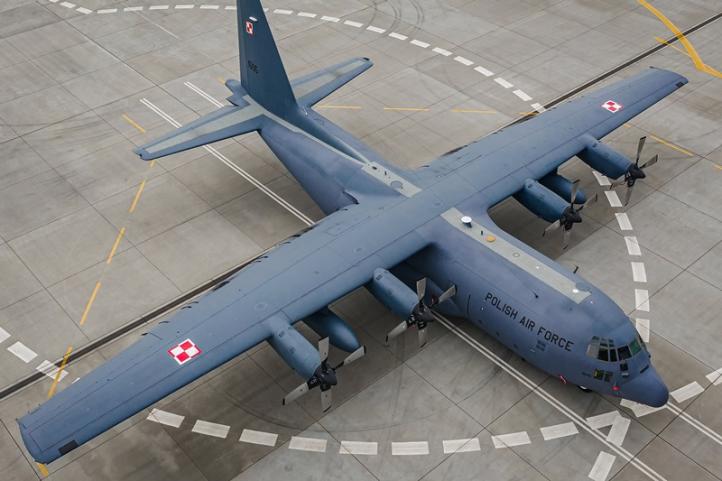 C-130 Hercules polskich Sił Powietrznych na płycie lotniska - widok z góry (fot. WZL)