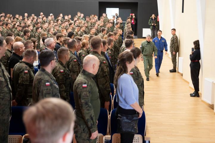 Dr Sławosz Uznański-Wiśniewski w Szkole Orląt (fot. LAW)2