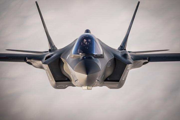 F-35 w locie - widok z przodu z bliska (fot. Plut. Marcin Kurkus)