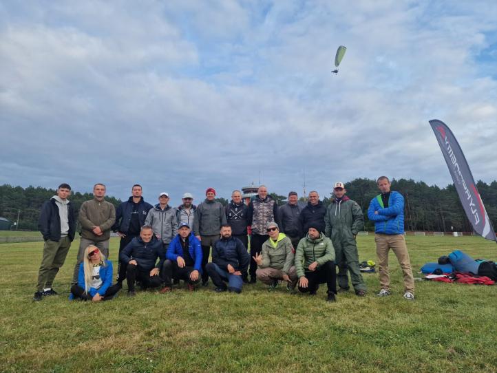 Instruktorzy i uczniowie FlyAcademy.pl (fot. Sławek Kucharski)