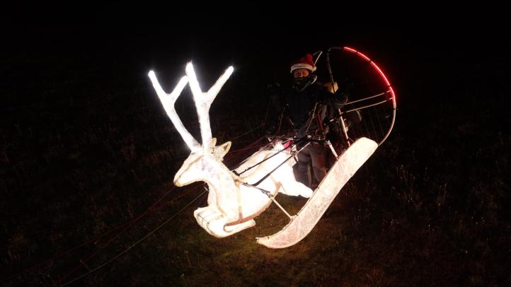 Lot motoparalotnią z reniferem (fot. Sławek Kucharski)